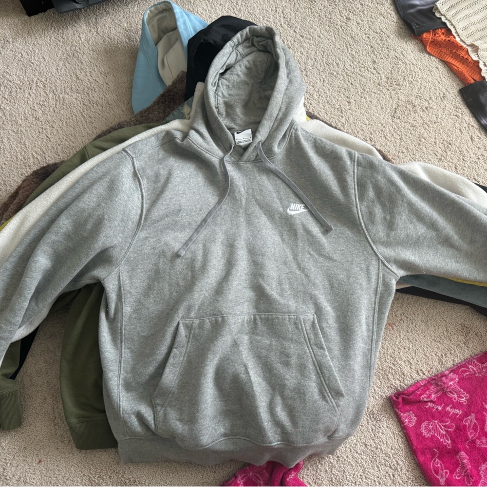 Grey Nike Hoodie (Medium)
-Gently Used